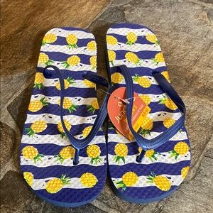 NWT Women’s Size S (5-6) Pineapple Print Flip Flops with Blue Straps
